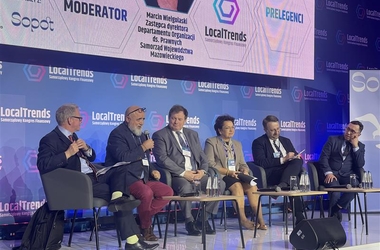 Na zdjęciu widoczni są uczestnicy panelu na konferencji Local Trends. Gośćmi panelu byli: Mirosław Goślicki &ndash; Skarbnik Miasta Sopotu, Marian Kachniarz &ndash; Profesor Uniwersytetu Przyrodniczego we Wrocławiu, Maciej Kiełbus &ndash; Wsp&oacute;lnik w ZIEMSKI&PARTNERS Kancelaria Prawna Kostrzewska, Kołodziejczak i Wsp&oacute;lnicy, Izabela Kuś &ndash; Skarbnik Gminy Miasta Gdańska, Marcin Wielgolaski &ndash; Zastępca dyrektora Departamentu Organizacji ds. Prawnych, Samorząd Wojew&oacute;dztwa Mazowieckiego - kliknięcie spowoduje wyświetlenie powiększonego zdjęcia