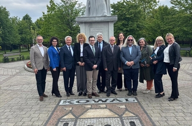Na zdjęciu widoczni są dr Krzysztof Szulborski, Tomasz Zygnarowski, Stanisław Jastrzębski, dr Justyna Przedańska, Eugeniusz Gołembiewski, Hanna Zdanowska,   
prof. Paweł Swianiewicz, dr Julita Łukomska, dr Ryszard Paweł Krawczyk, dr hab. Robert Gawłowski, dr Anna Dąbrowska, Aleksandra Mijakoska-Siemion oraz dodatkowe osoby
 - kliknięcie spowoduje wyświetlenie powiększonego zdjęcia