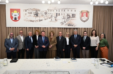 Na zdjęciu widoczni są (od lewej): dr Krzysztof Szulborski, Tomasz Zygnarowski, Stanisław Jastrzębski, dr Justyna Przedańska, Eugeniusz Gołembiewski, Hanna Zdanowska,   
prof. Paweł Swianiewicz, dr Julita Łukomska, dr Ryszard Paweł Krawczyk, dr hab. Robert Gawłowski, dr Anna Dąbrowska, Aleksandra Mijakoska-Siemion
 - kliknięcie spowoduje wyświetlenie powiększonego zdjęcia