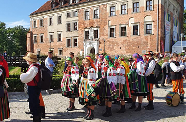 Uroczysty korowód ubrany w tradycyjne stroje folklorystyczne  przed  Zamkiem Arcybiskupów Gnieźnieńskich w Uniejowie podczas dożynek w dniu 20 września 2020 r. 