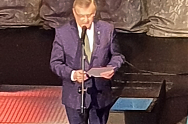 Piotr Gliński inaugurujący widowisko multimedialne „Naucz się być wolnym” odbywające się w Teatrze Wielkim w Łodzi