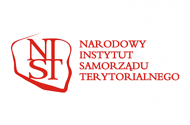 Logotyp Narodowego Instytutu Samorządu Terytorialnego przedstawiający skrót pierwszych liter nazwy jednostki wpisanych w obrys mapy Polski w kolorze czerwonym na białym tle